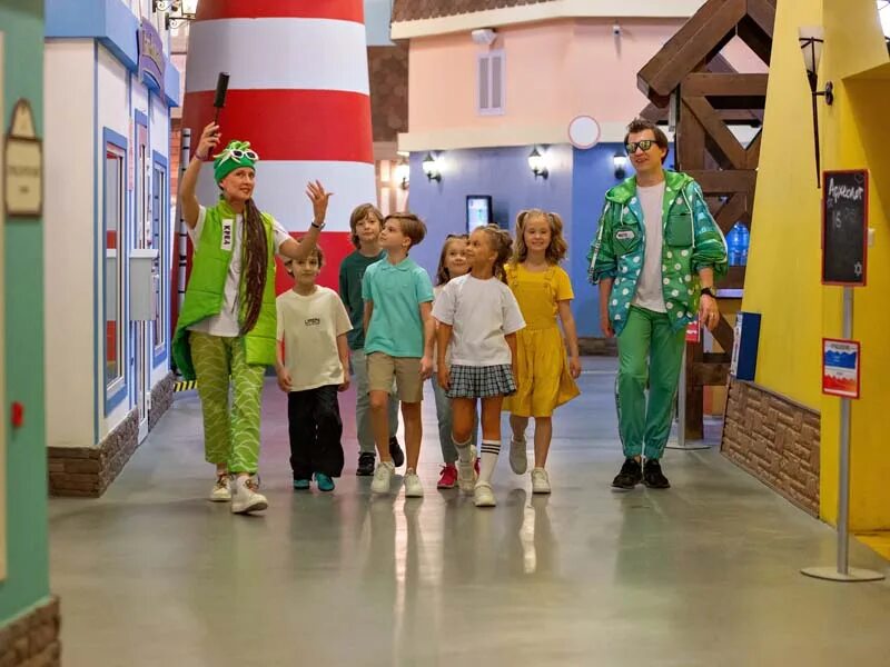 Город строителей тц ривьера. Крутые места в москве для детей. Места для детей в москве. Куда пойти с ребенком 4 лет. Интересные развлечения для детей.