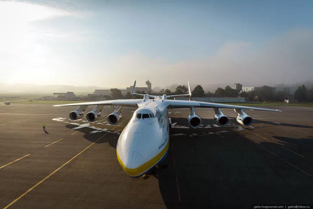 Самый большой самолет в мире. Самый большой самолет в мире АН-225 Мрия. АН-225 Мрия салон. Самый большой самолет Антонов АН-225. АН-225 Мрия в России.
