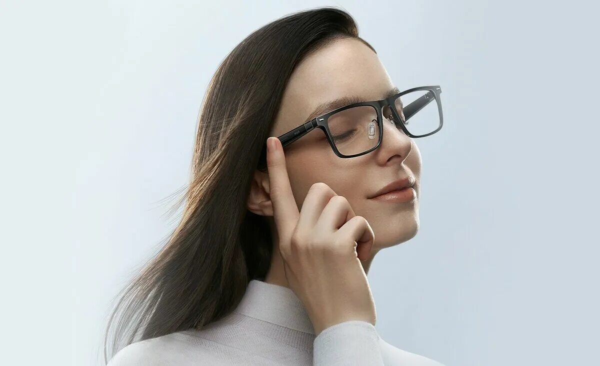 Уверенный человек. Маруся голосовой помощник капсула. Представляет умный. Лампочка над головой. Яндекс станция логотип.