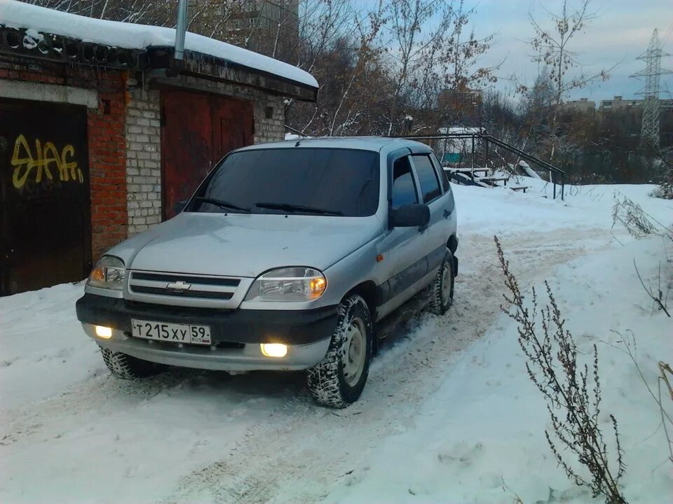 Тонировка нива шевроле. Chevrolet Niva тонированная. Тонированный серебристый Шеви Нива. Шеви Нива тонированная в круг. Тонированная Нива Шевроле серебристая.