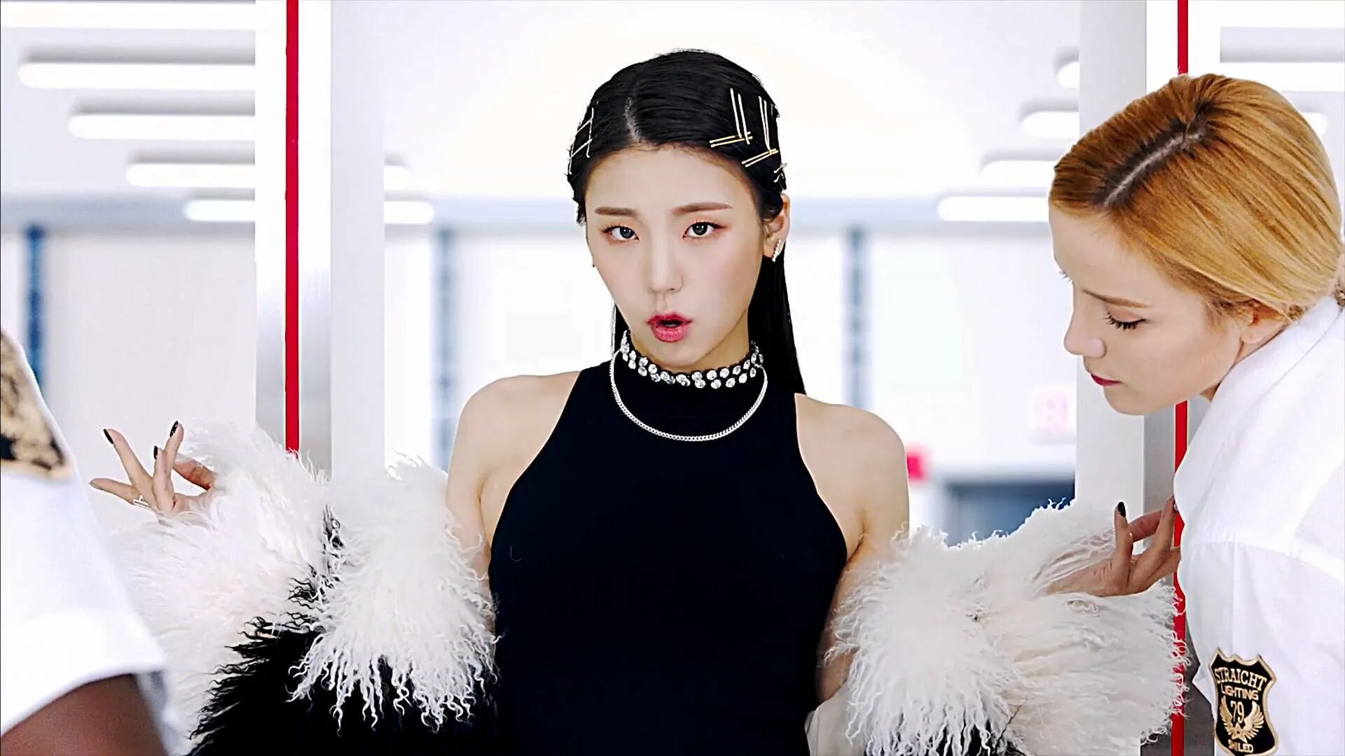 Itzy weapon. Йеджи itzy. хван еджи итзи. itzy ryujin. группа itzy йоджи.