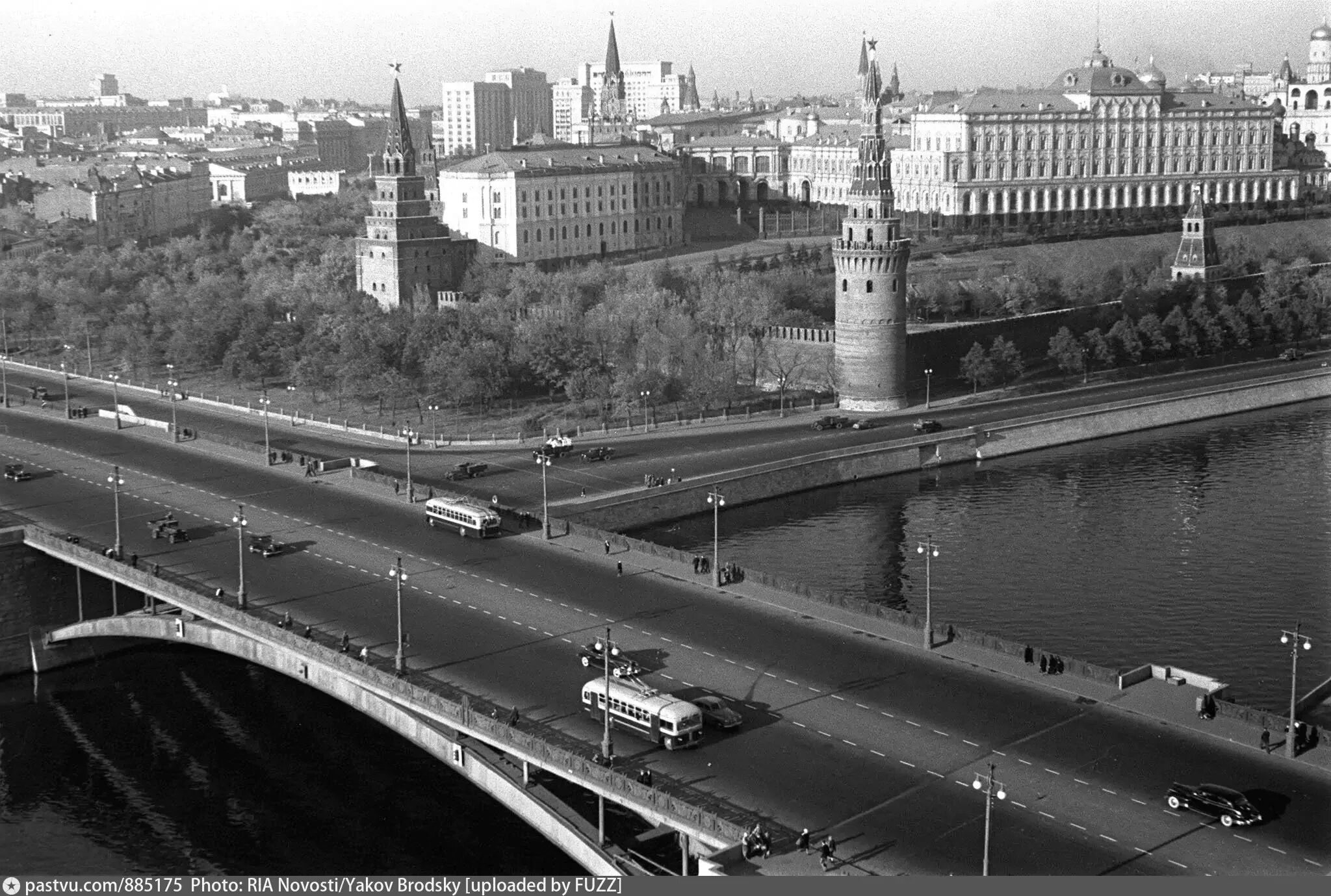 Большой каменный мост в Москве Щуко. Большой каменный мост 1938. Большой каменный мост в Москве 1943 года. Москва большой каменный мост 1938. Каменный мост 1943