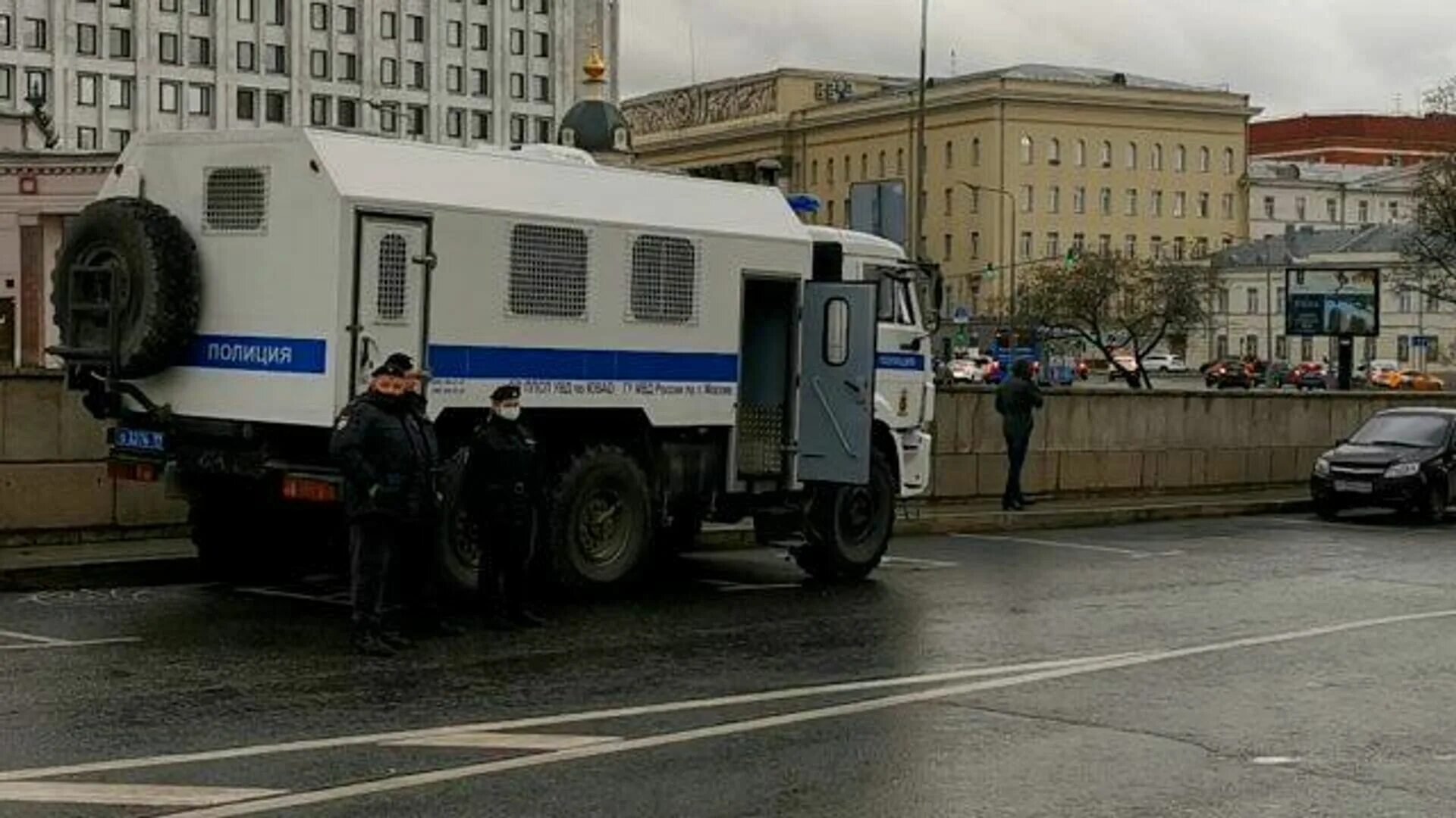 Усиление в москве сегодня. Автозак Москва. Полиция в центре Москвы. Милиция в центре Москвы. Автозаки в центре Москвы.