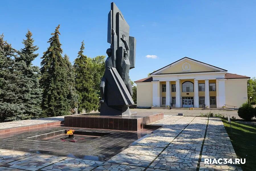 Николаевск Волгоградская область. Парк Николаевск Волгоградская область. Достопримечательности города Николаевска Волгоградской области. Фонтан в городе Николаевске Волгоградской области.