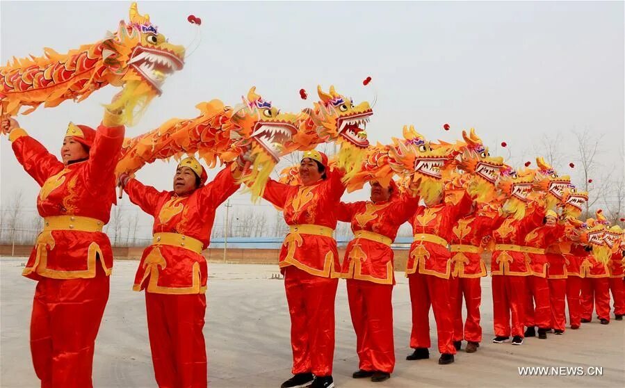 Где танцует дракон. Культура Китая танцы дракона. Танец с драконами. Танец дракона в Китае. Китайский новый год танец дракона.