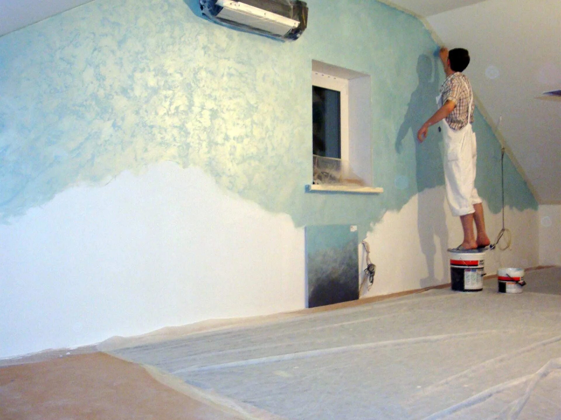 Покраска штукатурки краской. Декоративное окрашивание стен. Песочная краска для стен. Краска стен в комнате. Покраска стен песочной краской.