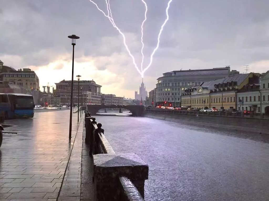 During storm. Шторм в Москве. Буря в Москве. Шторм в Москве 2017. Молния в Москве.