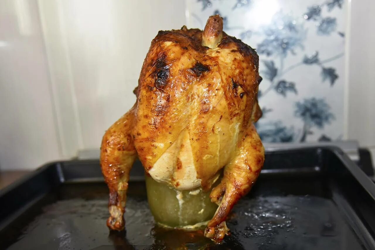 Курица на банке с водой. Курица в духовке. Курица на банке в духовке. Курица на бутылке в духовке целиком с хрустящей корочкой.