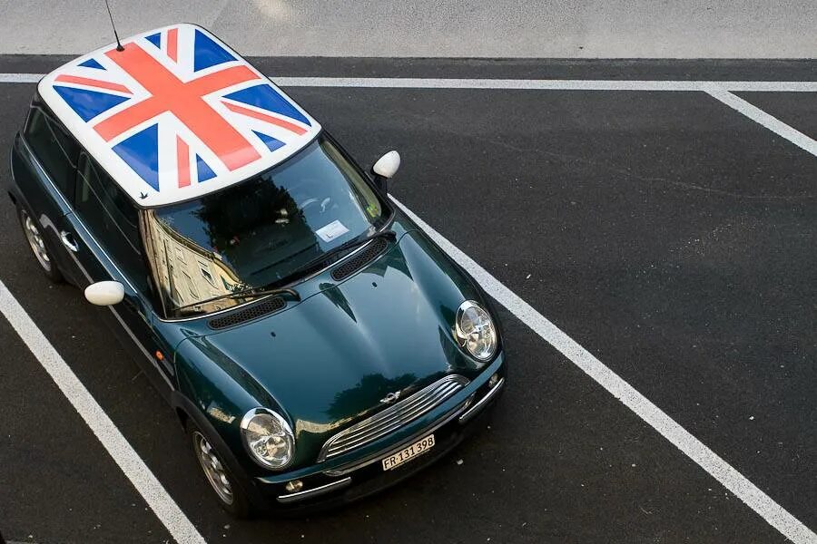 Mini Cooper London. Mini Cooper British. Mini Cooper автомобили Великобритании. Мини Купер в Лондоне. Английский про машинки