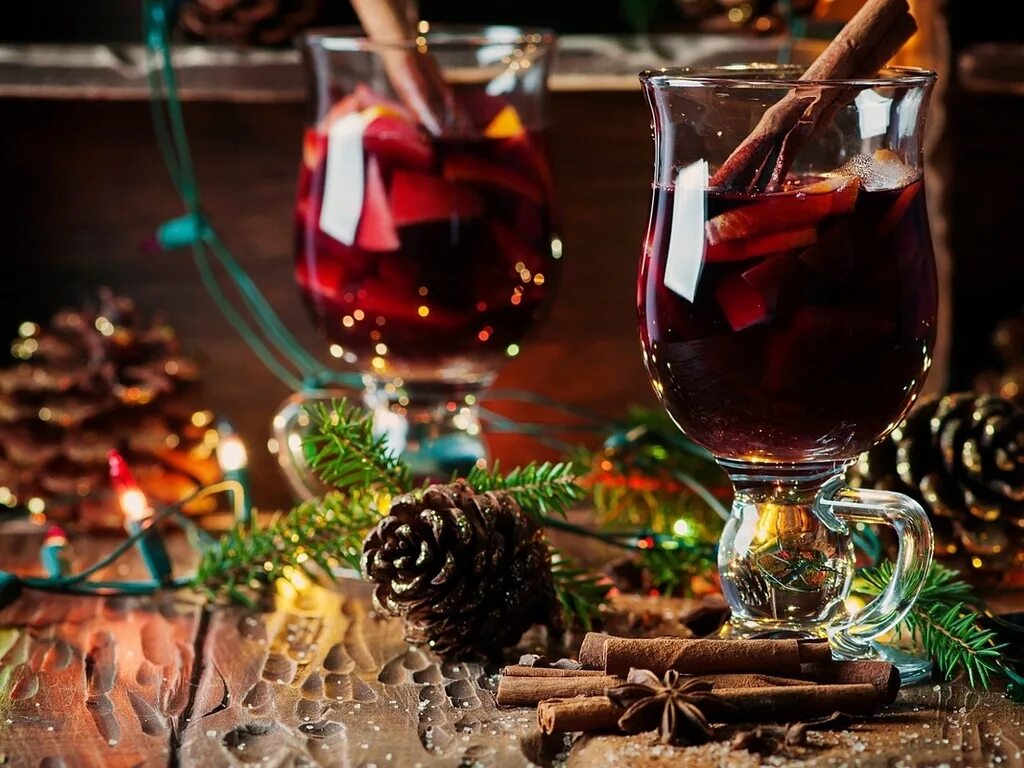 Пряное вино. Напиток винный Gluhwein глинтвейн. Рождественский глинтвейн. Новогодний глинтвейн. Глинтвейн Рождество.