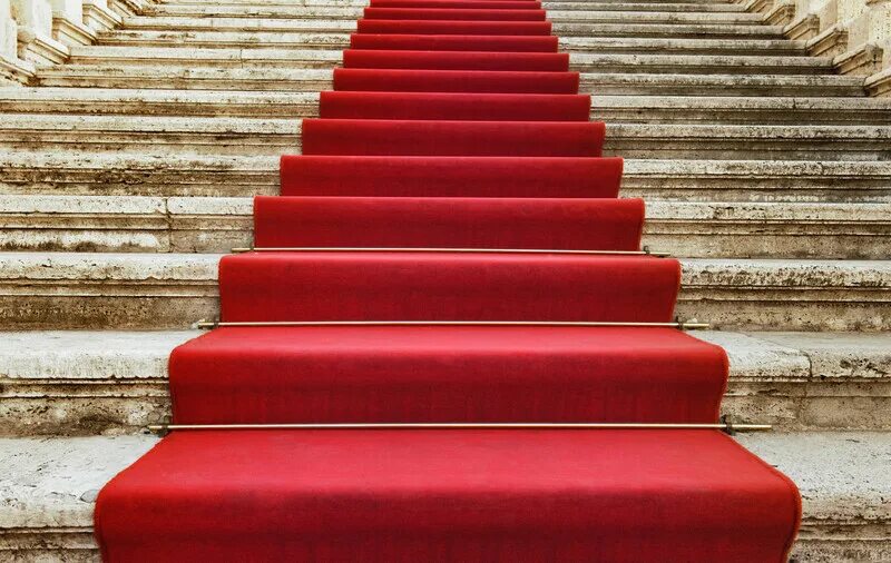 Red step. Ковровая дорожка на лестницу. Лестница с красной дорожкой. Лестница с красным ковром. Красная дорожка со ступеньками.