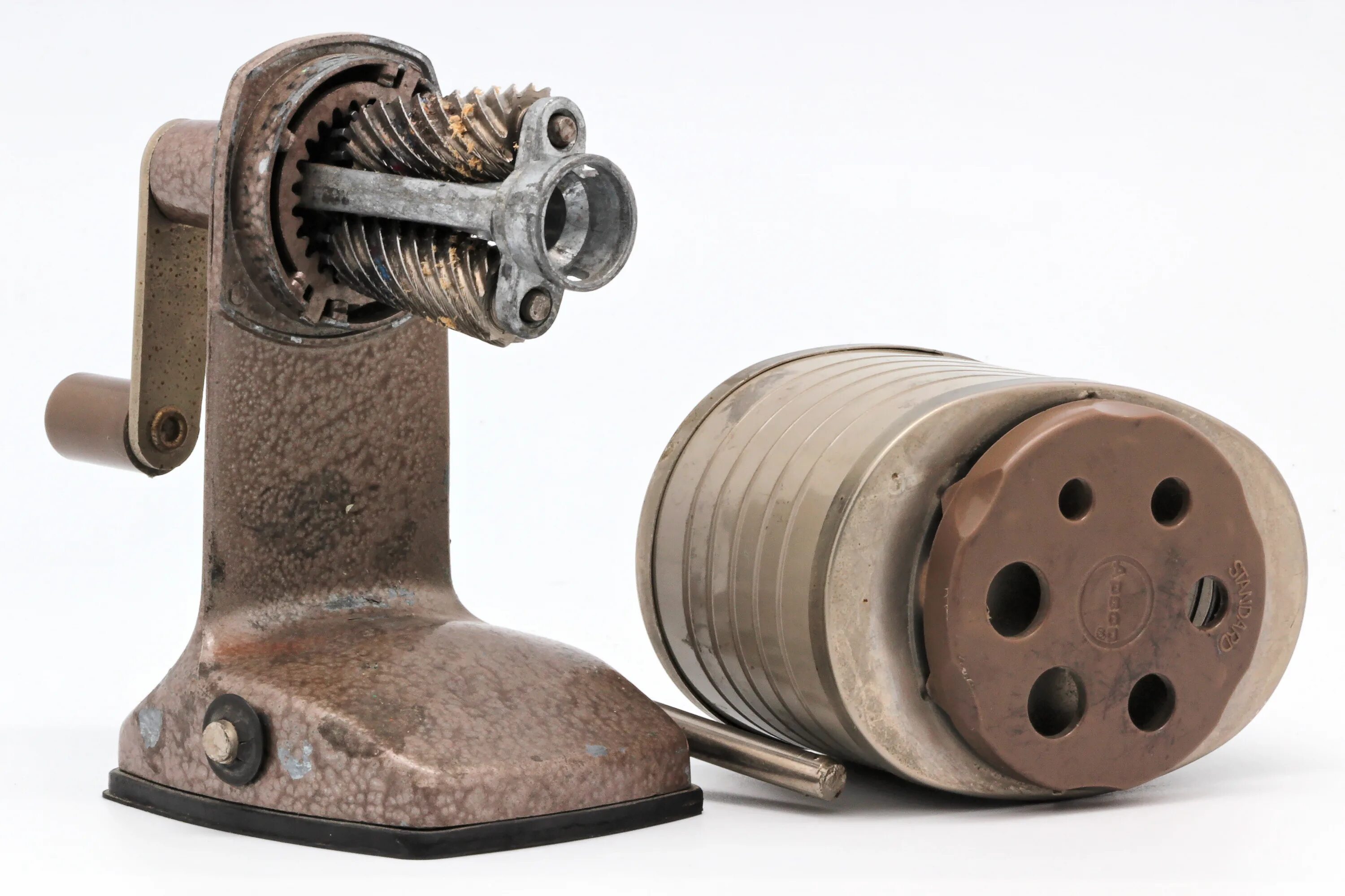 Old devices. Apsco vacuhold pencil sharpener. механизм точилки для карандашей. точилка мясорубка для карандашей. точилка для карандашей 60 годов.