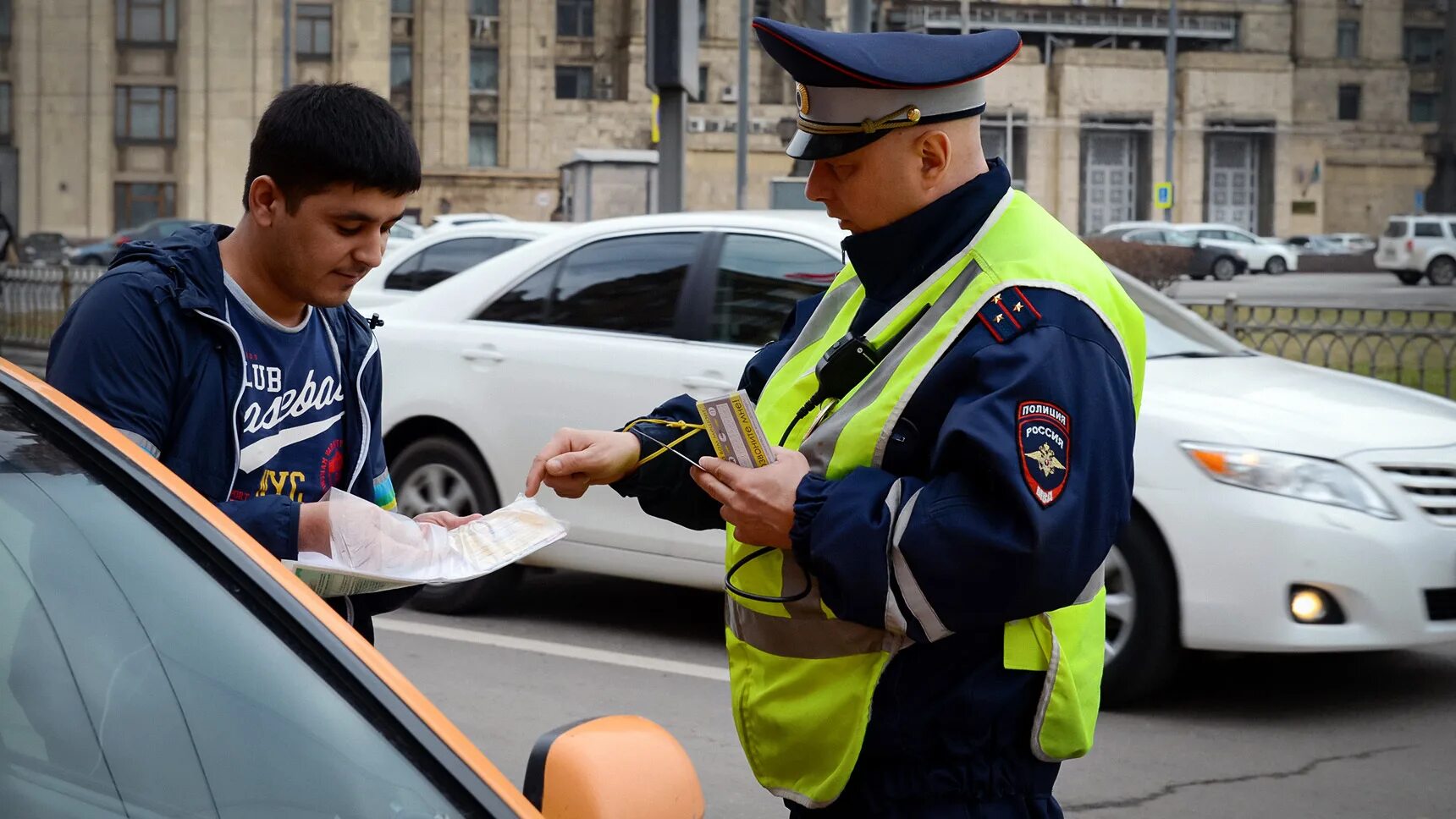 Какой нибудь штраф. Права гибдд. дпс штрафует. инспектор выписывает штраф. инспектор гибдд штраф.