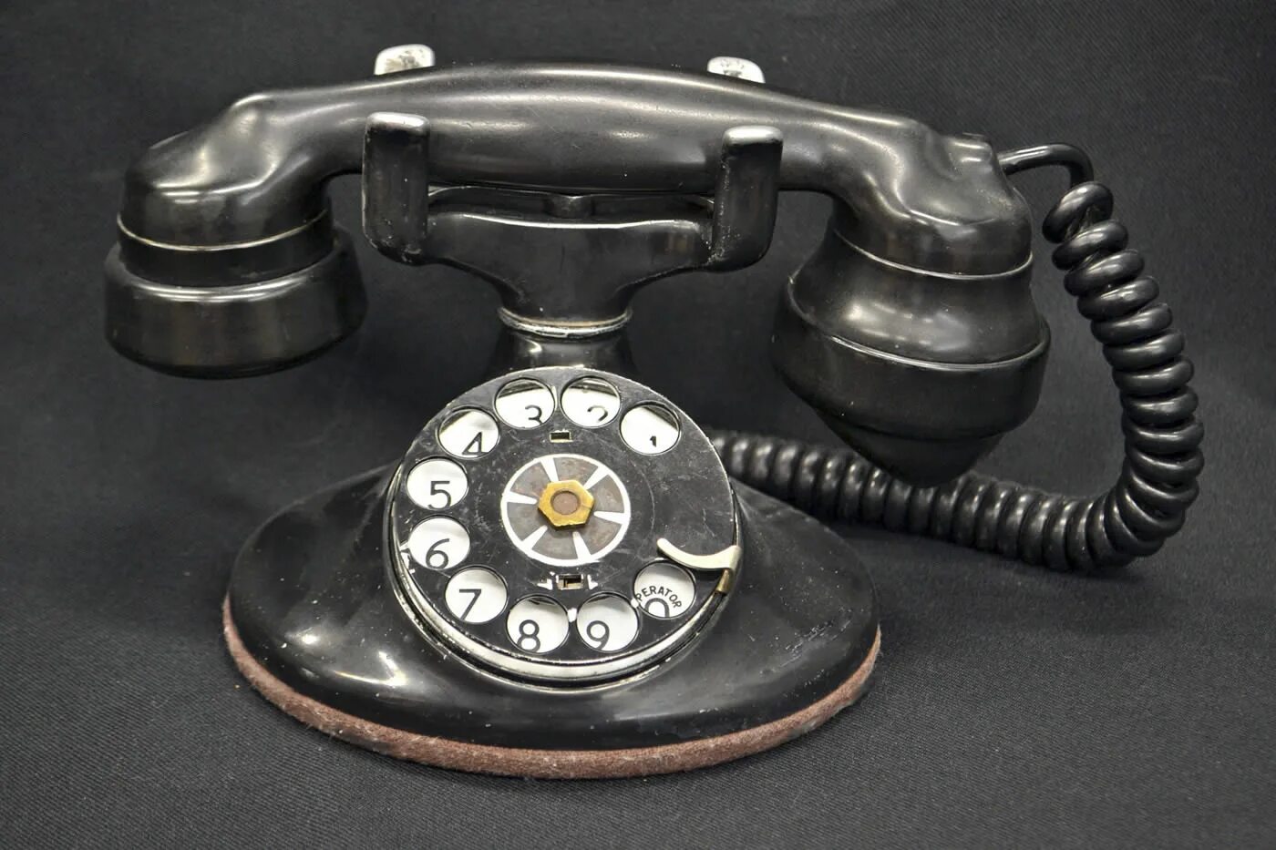 Телефонный аппарат с диском. Старинный телефонный аппарат. Стационарный телефон старый. Первый телефонный аппарат. Первая советская телефон