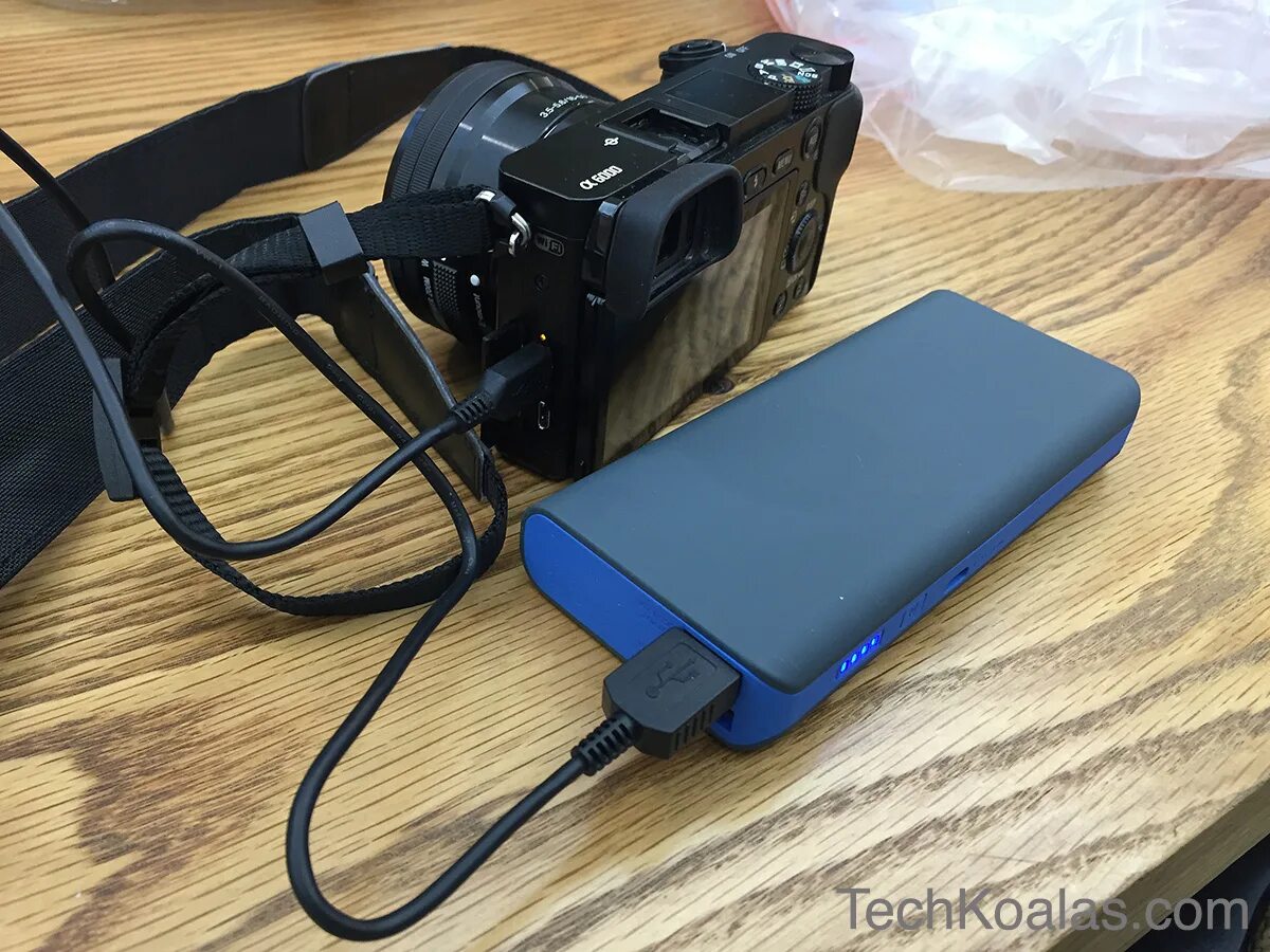 Как заряжать фотоаппарат. Sony alpha пауэрбанк. фотоаппарат sony a6000 зарядка. зарядка sony a7. повербанк для sony a7.