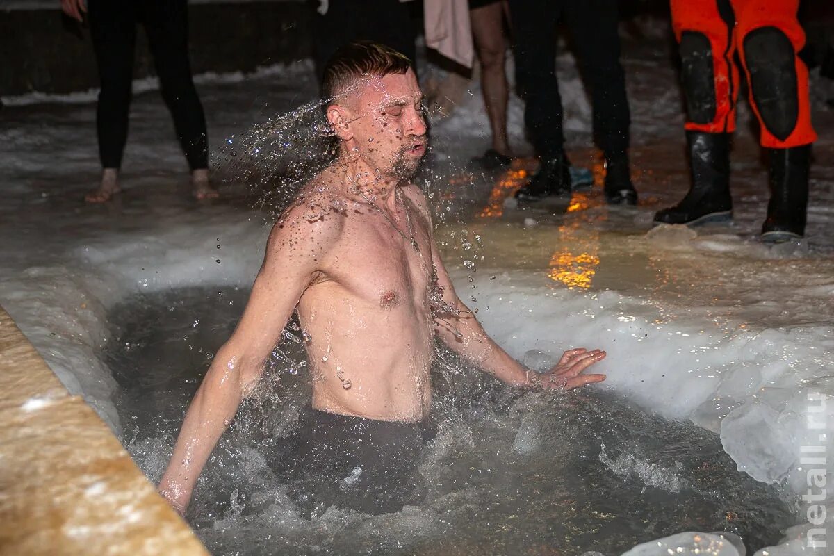 крещение кострома купели 2023 ипатьевский. крещение 19 января прорубь. купание в проруби на крещение 2023. купель на наташинских прудах. купание на крещение.