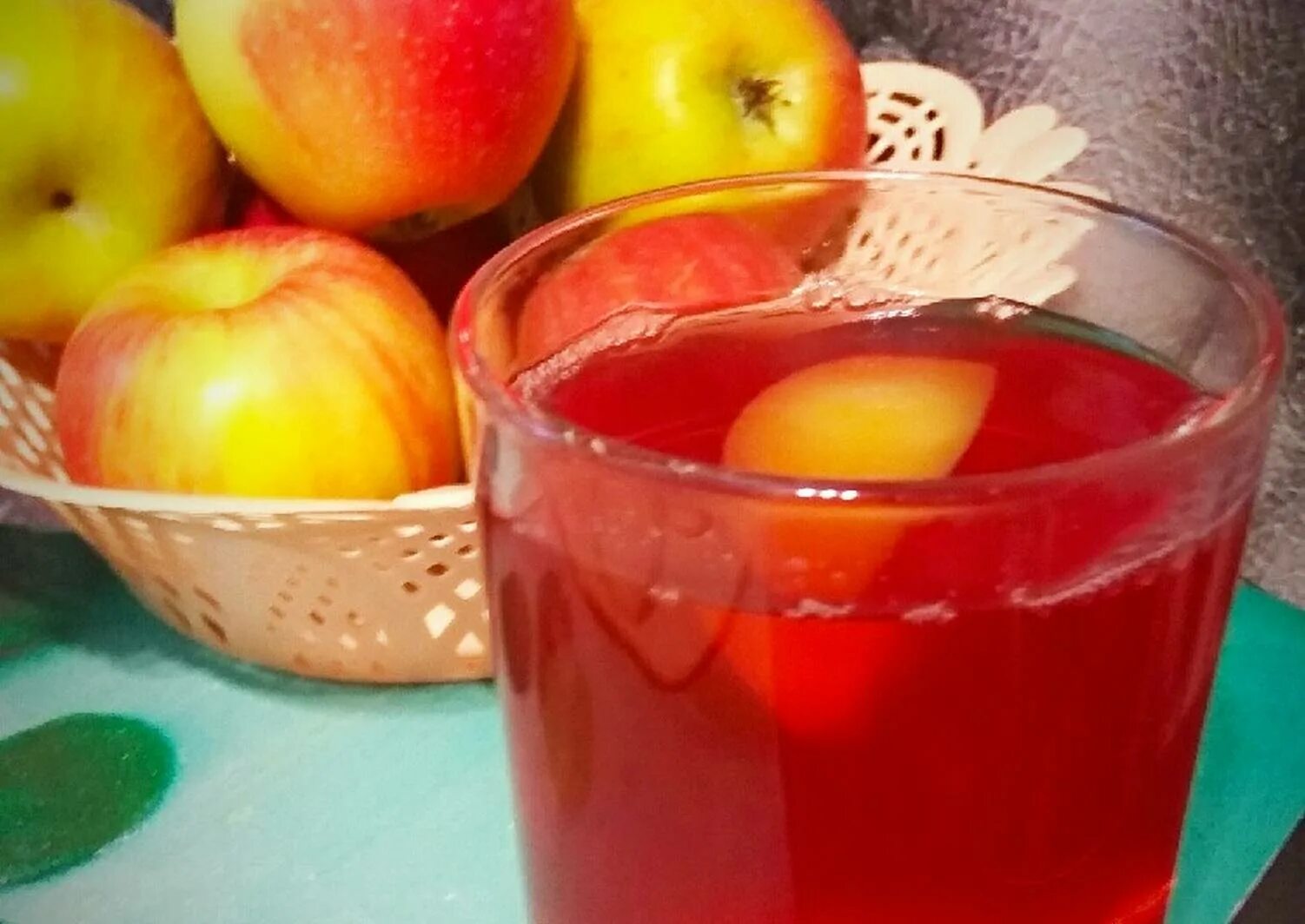 Компот из яблок со. Яблочный компот. Компот с яблоками. Компот из яблок со. Банка с компотом из яблок.