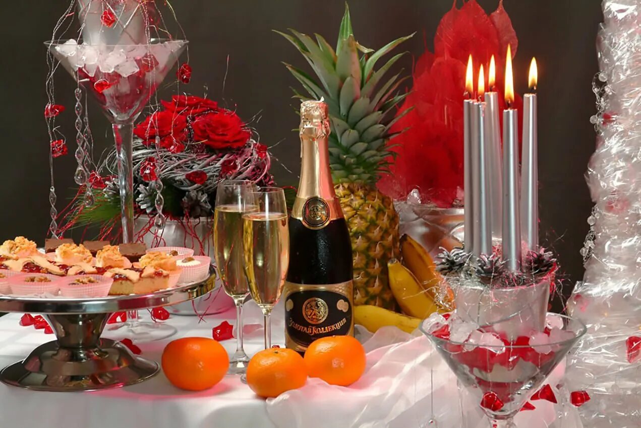 Начало юбилея как начать вечер. Праздничный стол с шампанским. Красивый новогодний стол на двоих. Праздничный стол на день рождения мужа. Праздничный стол на юбилей 50 лет мужчине.