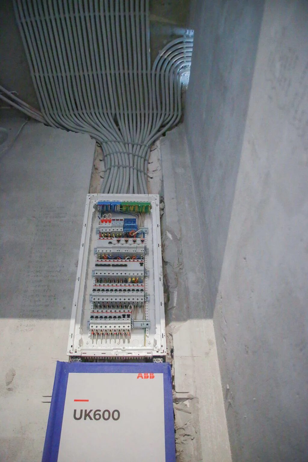 Щит 60 60. Щит abb uk600. абб мультимедийный щит uk600. слаботочный щит abb uk 600. щит авв uk600 60 модулями.