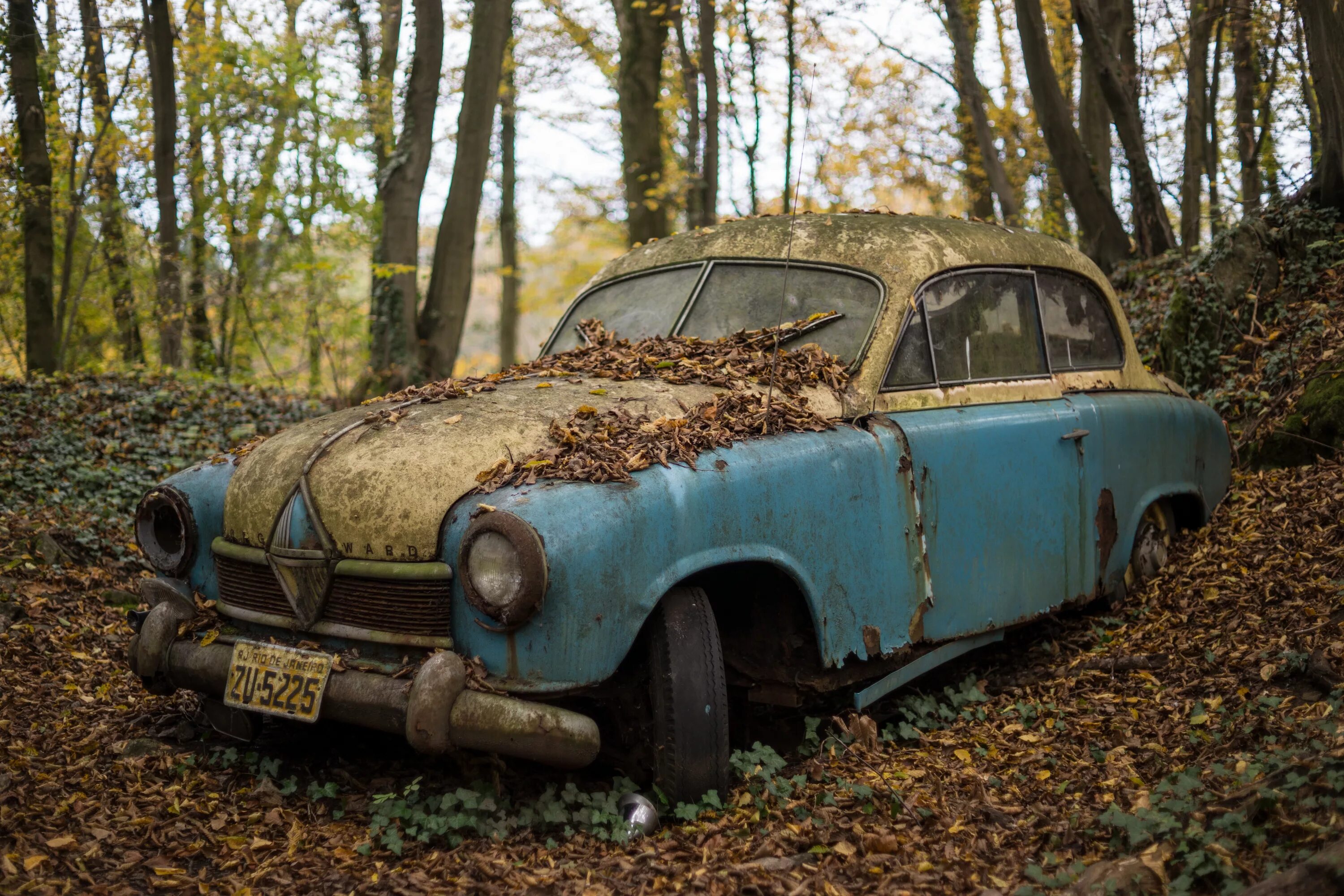 Москвич 412 Ржавый. Старинные автомобили. Заброшенные автомобили. Ржавая машина.