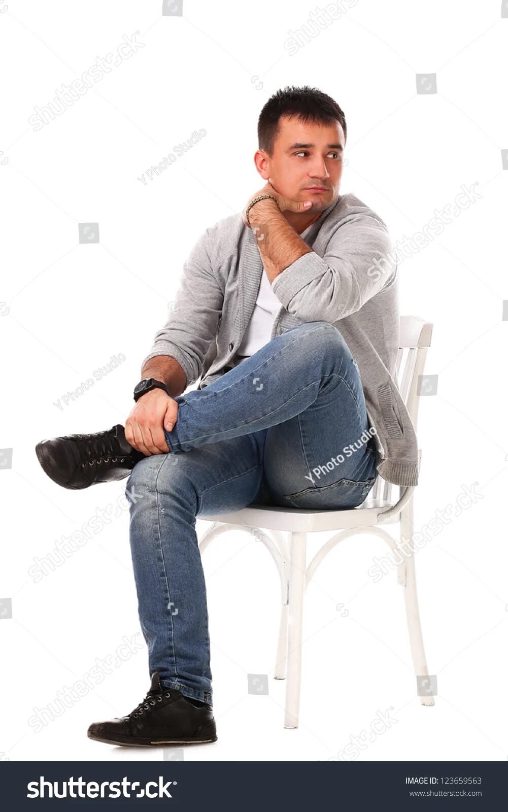 Нельзя мужчинам сидеть. Человек сидит на табуретке. Человек на стуле. Человек сидит на стуле. Мужчина сидит.