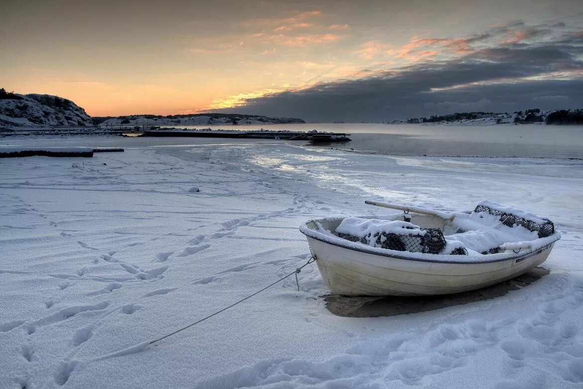 Яхта зимой. Лодки под снегом. Закат зимой. Лодка в снегу. Лодка зимой.