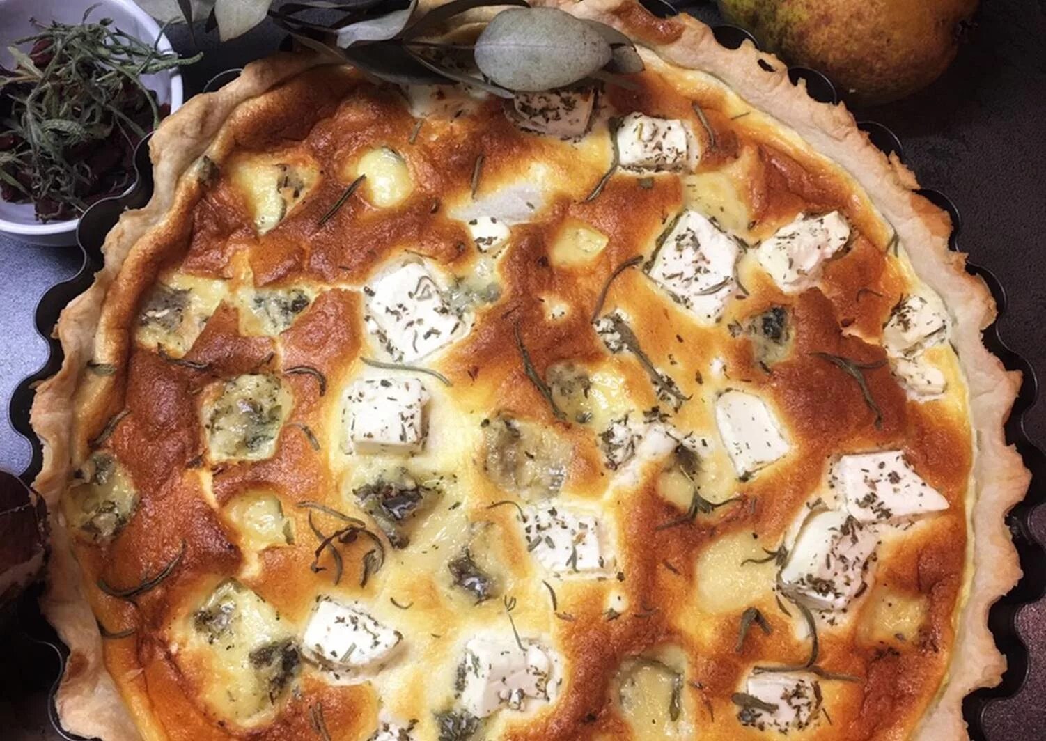 Пирог с грушей и сыром. Пирог с грушей и дор блю. пирог с грушей и сыром дор блю. грушевый пирог с сыром дор блю. пирог с голубым сыром.