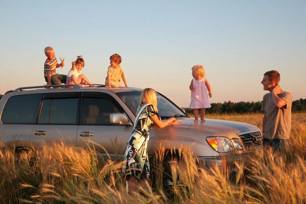Семья на миллион. Путешествие с семьей. Семья в машине. Семья машина на природе. Фотосессия с машиной на природе с семьей.