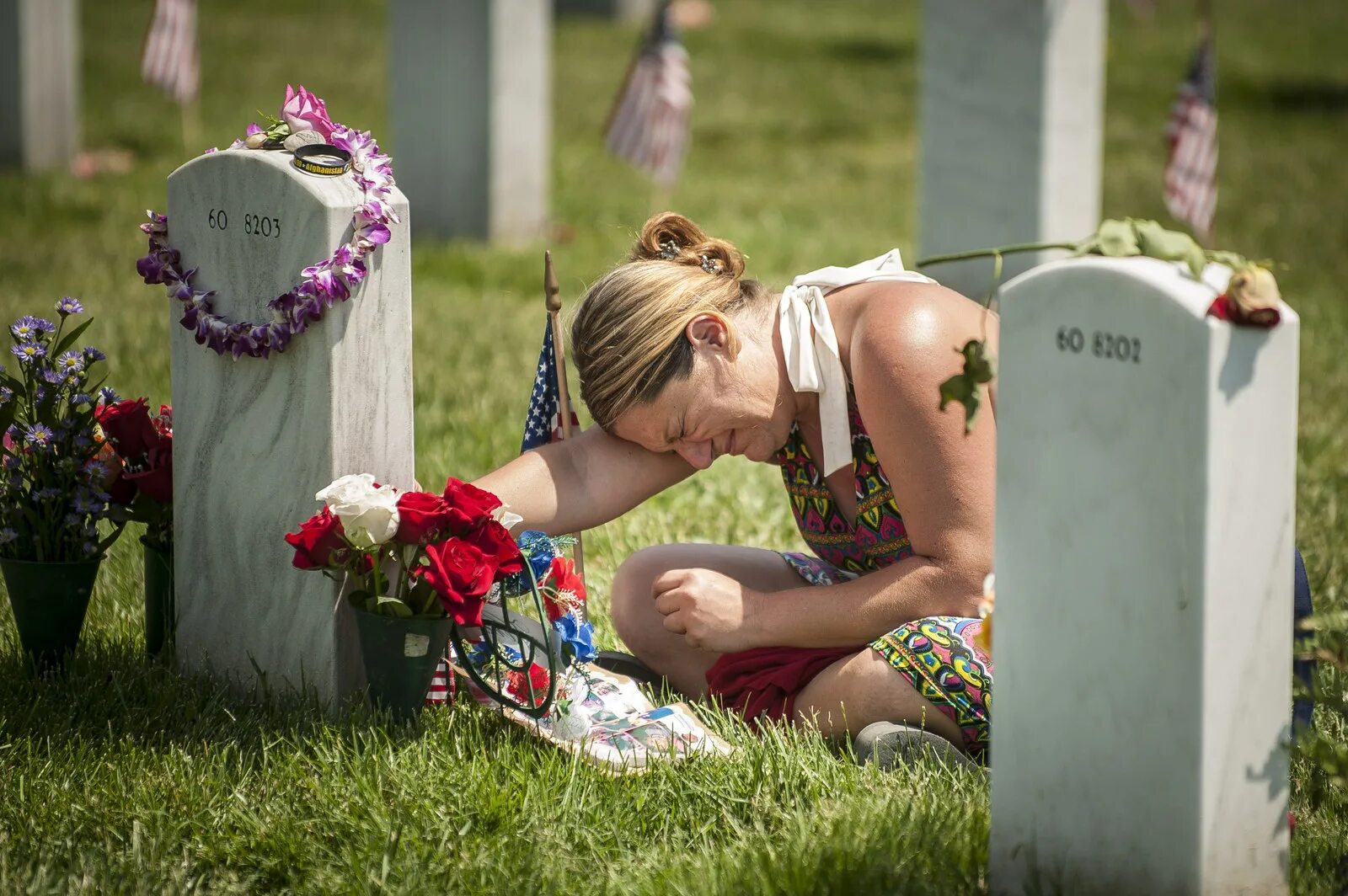 Фотосессия на кладбище. Кладбище женщин. Девушка на кладбище. Видео умершего мужа