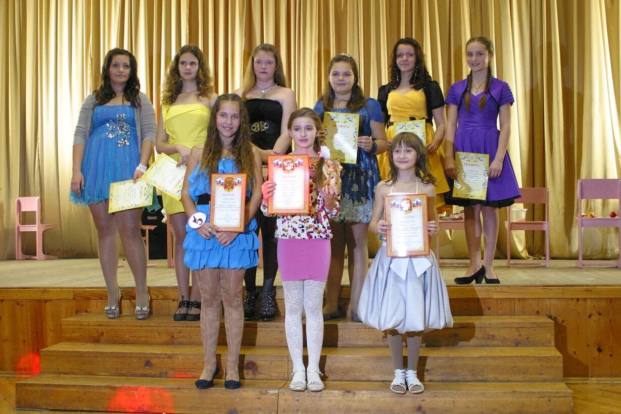 школьные конкурсы красоты начальных классов. урок в школе. ученицы 5 б класса. наш класс 6 класс. фоминцева эльвира.