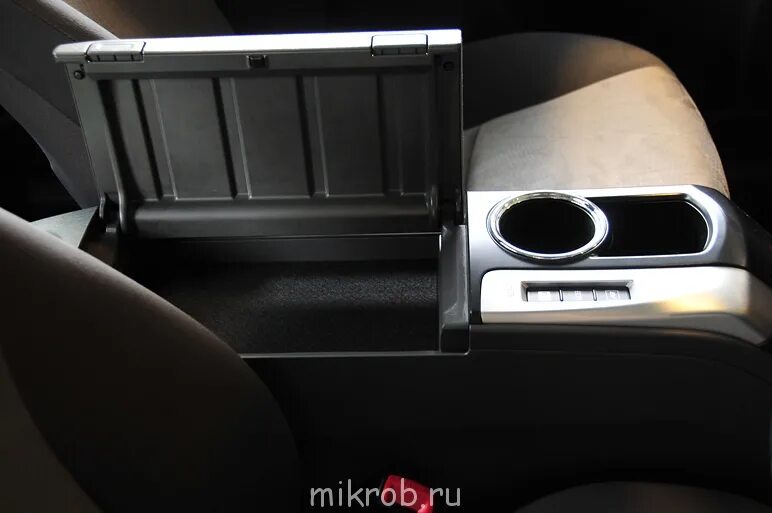 Как снять крышку подлокотника на приус альфа разбор подлокотника в рейстайловом Prius Toyota Prius Plug-in Hybrid (1G), 1,8