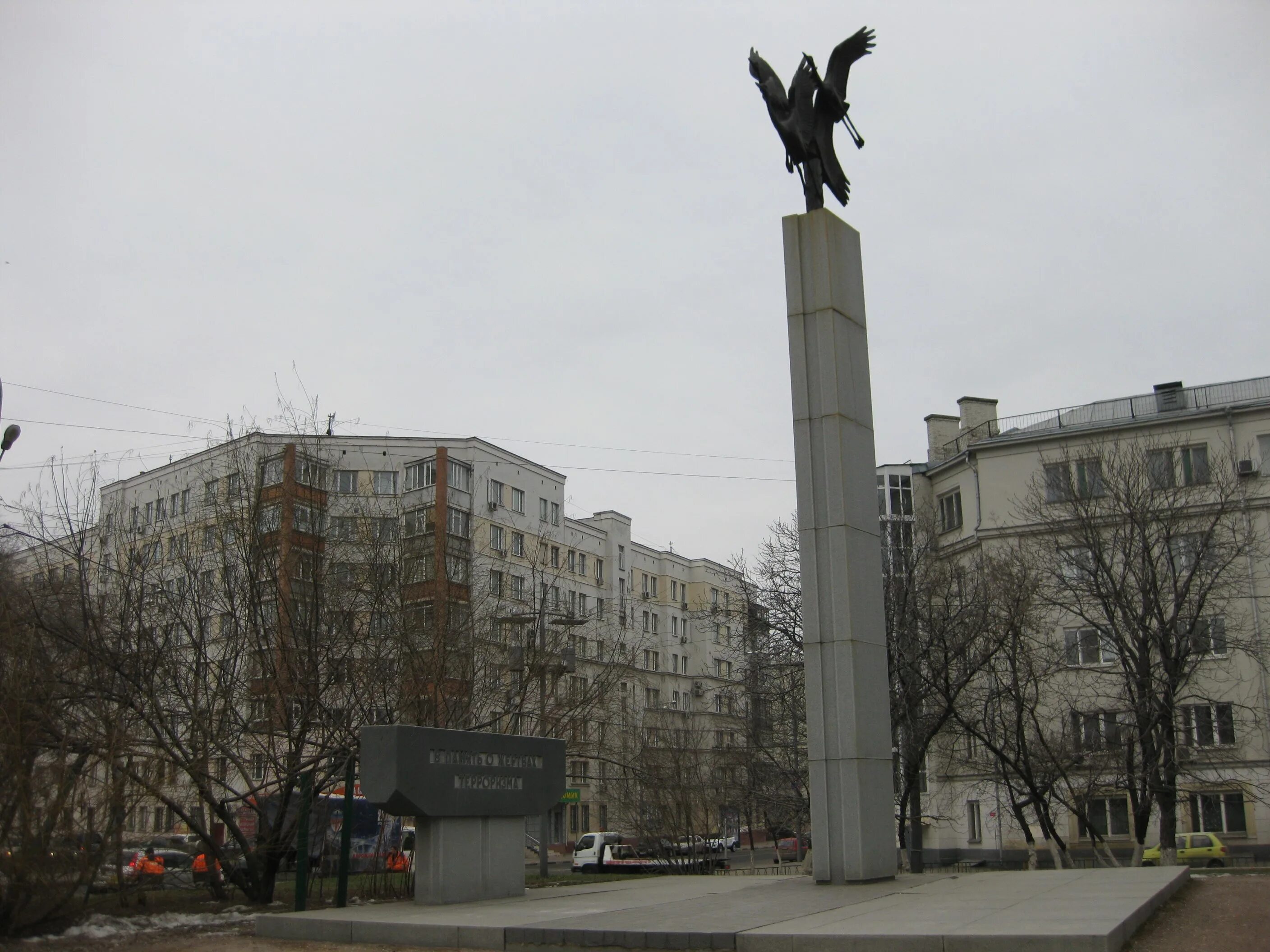 Памятник на дубровке норд-ост. Мемориал в память о жертвах терроризма на дубровке. Памятник жертвам норд-оста в москве. Мемориал жертвам терроризма на дубровке. Дубровка памятник.