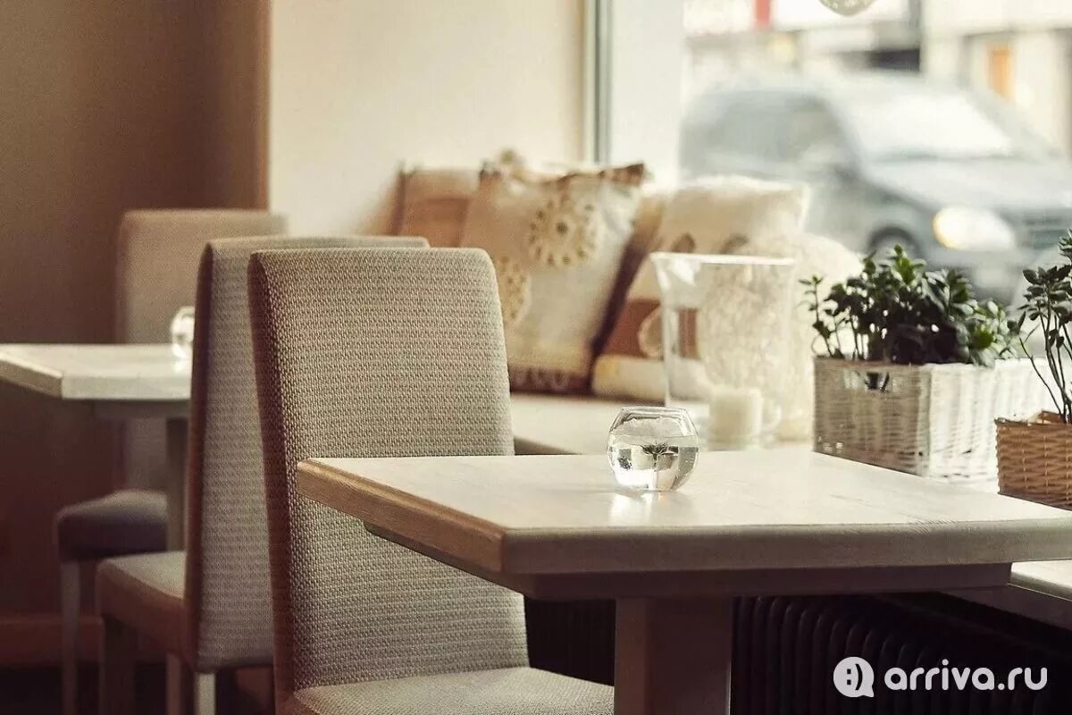 Прочитайте текст столики в кафе. Столик в кафе. Стол для кафе. Столик в кафе у окна. Столик в кофейне.