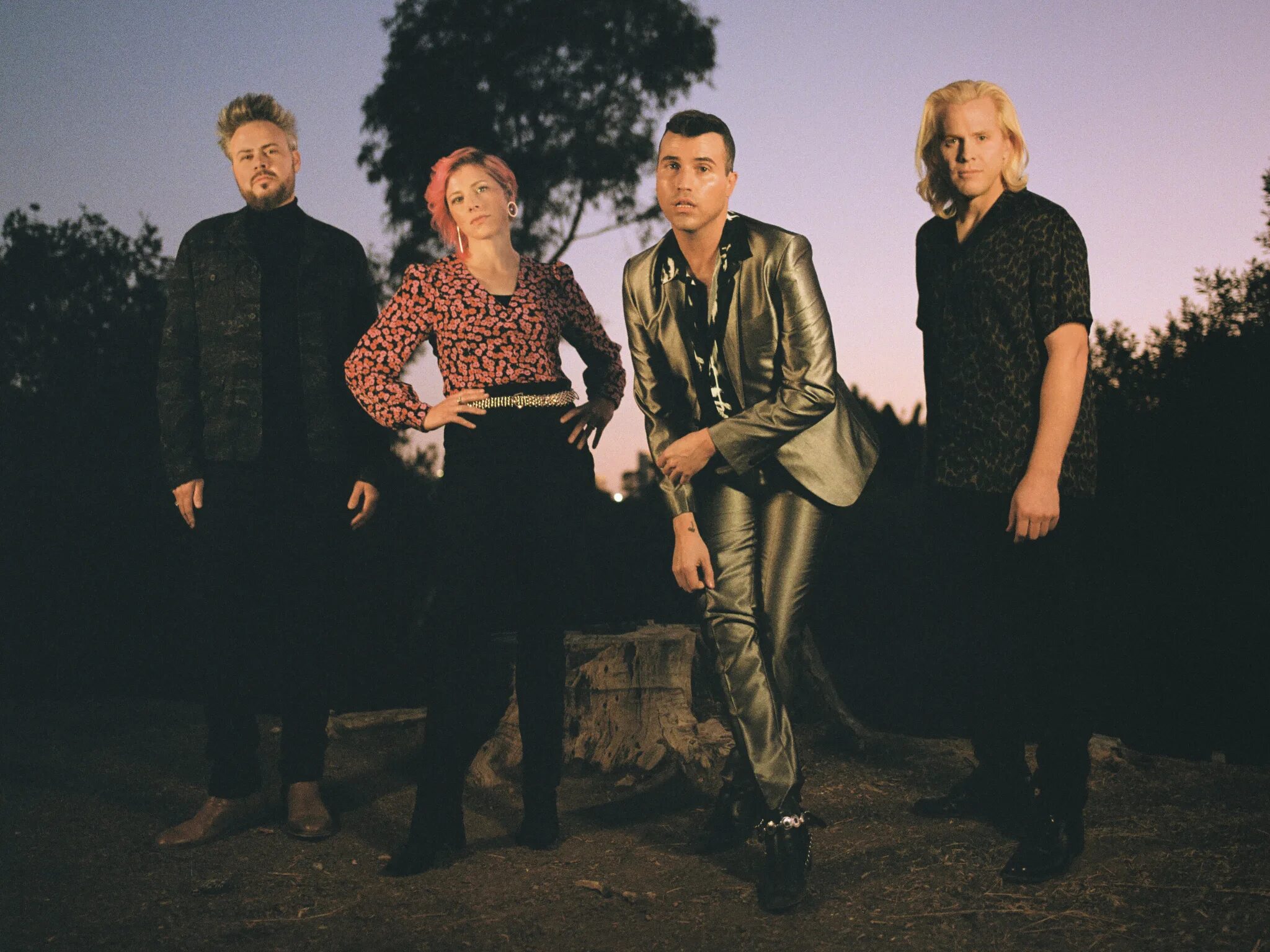 Neon trees everybody. Группа neon trees. неоновые деревья группа. рок группа неон. neon trees everybody talks альбом.