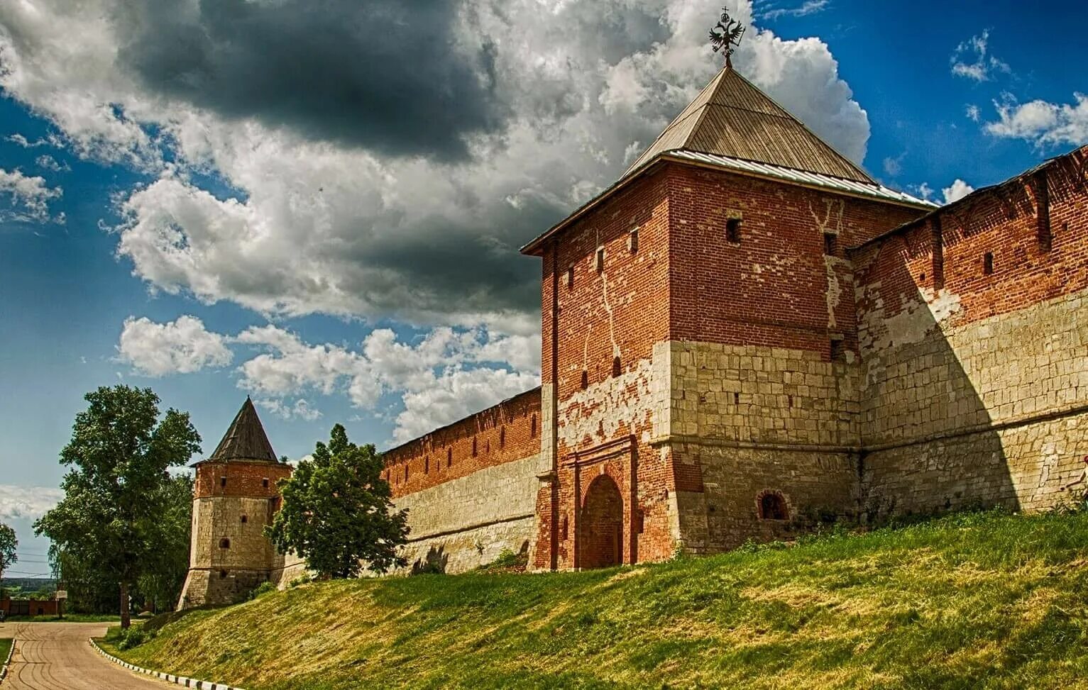 Зарайск московская область кремль. Зарайский кремль зарайск. Зарайск ). Зарайский кремль пожарский. Никольские ворота кремля в зарайске.
