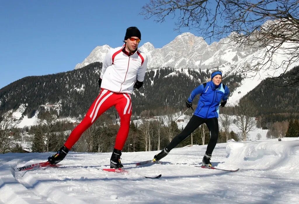 Лыжный туризм. Горнолыжный спорт. Инструкторы горнолыжных курортов. Качество катания. Люди катаются на лыжах.