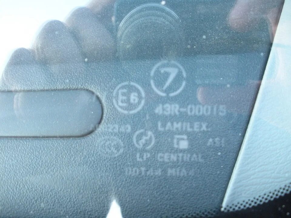 Маркировка оригинал лобового стекла хендай солярис. Как отличить оригинальное стекло. Как отличить оригинальное стекло. Маркировка лобового стекла форд транзит. Pilkington лобовое стекло as1m1250dot682 43r-001585 расшифровка.