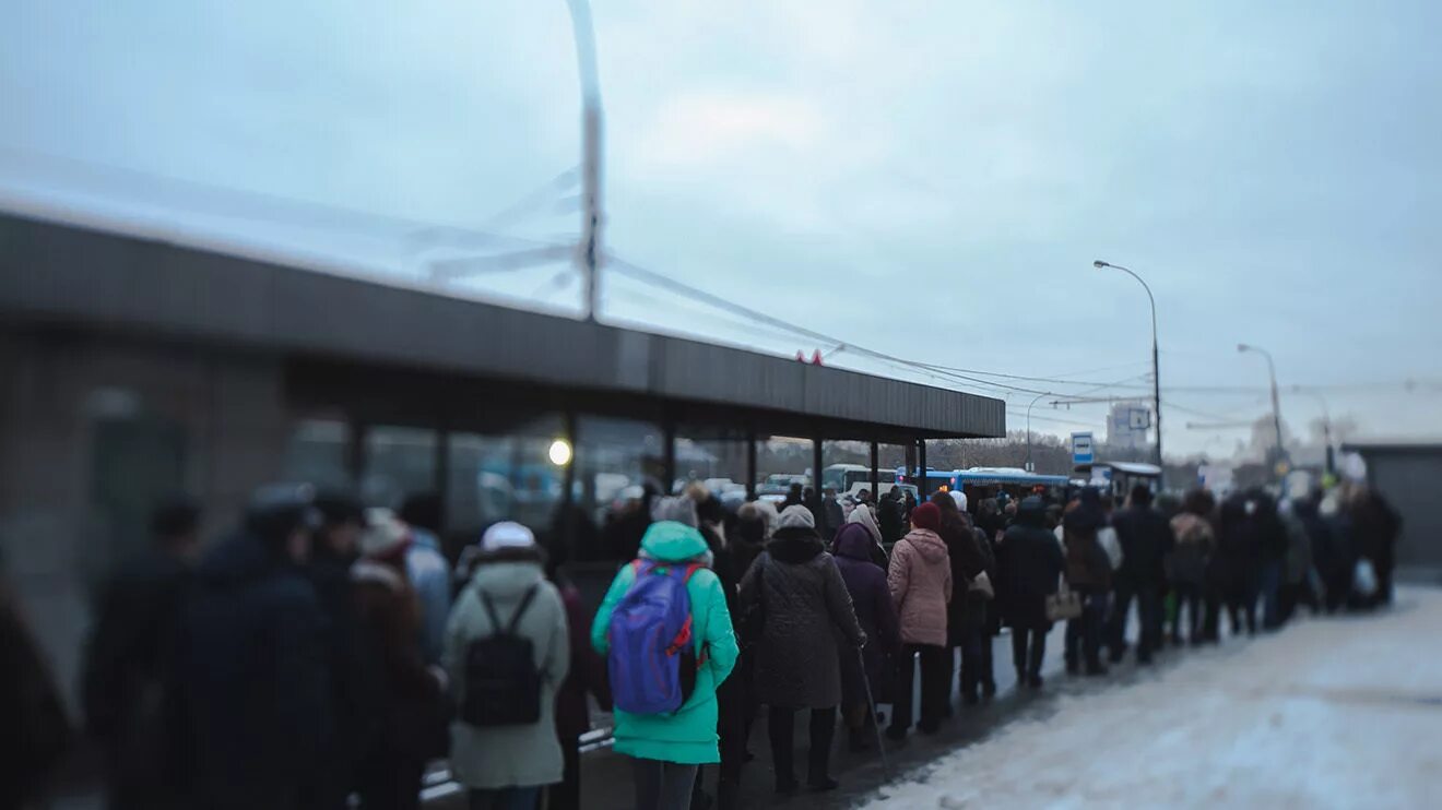 Очередь остановились. Очередь на маршрутку. Очередь на маршрутку в Москве. Очередь на автобус в Мурино. Очередь на остановку в Мурино.