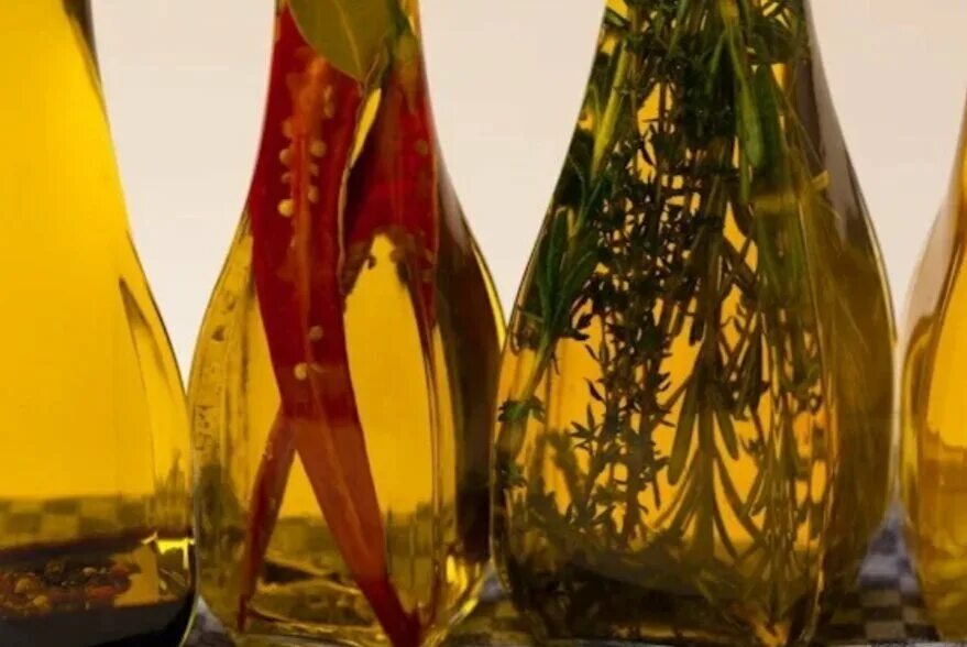 Острое масло. Острое масло. Оливковое масло острое для пиццы. Китайское масло чили. Оливковое масло oliveta.