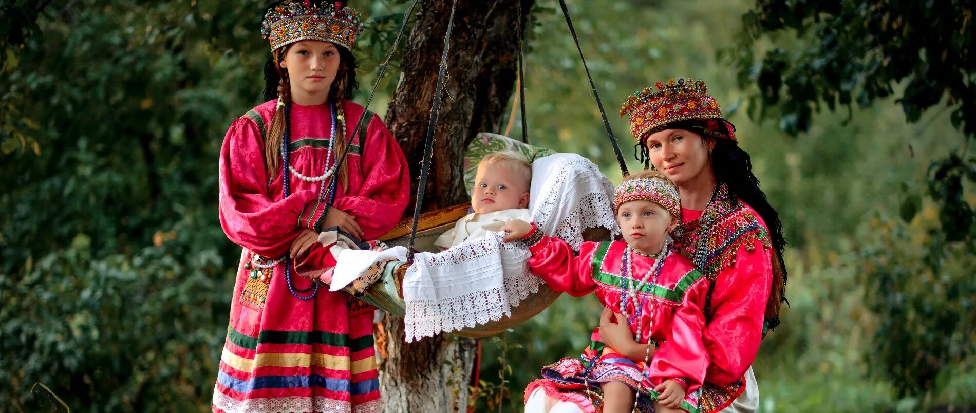 Мама и дети в национальных костюмах фотоконкурс. Дети в национальных костюмах. Дети в национальных кос.Мах. Фотоконкурс национальных костюмов.