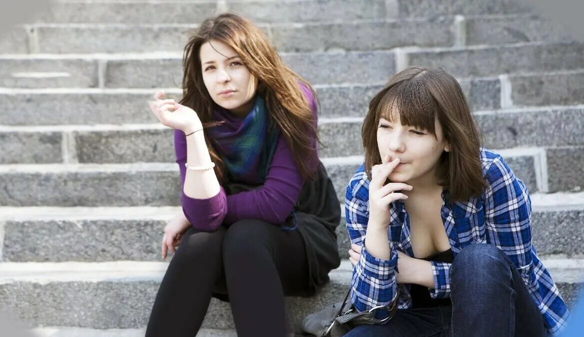 Курящие девочки. Курящая студентка. Курящая девочка подросток. Самый трудный подросток