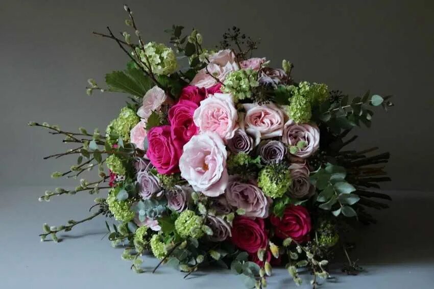 Букет на усмотрение флориста. Оформление букетов. Цветы флорист. Флористика букеты. Создать букет цветов.