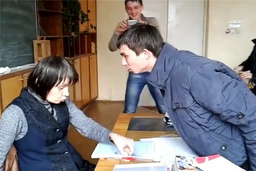 Ученики издеваются над учителем. Бить учителя в школе. Школьники издеваются над учителями. Драка с учителем. Издевательство в школе над учителями.