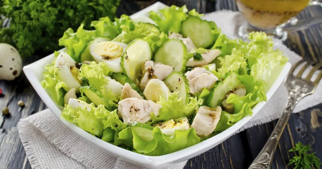 Салат печень трески с яйцами и сыром. Салат печень трески перепелиные яйца. салат с печенью трески. овощной салат с печенью трески. салат из печени трески с огурцом.