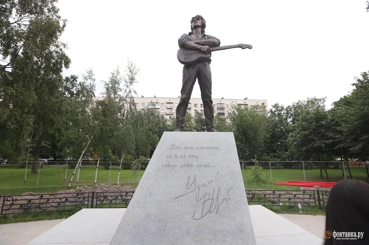 Памятник Виктору Цою в Санкт-Петербурге. Памятник Виктору Цою в Санкт-Петербурге на ветеранов. Памятник Цою на проспекте ветеранов. Памятник Виктору Цою на ветеранов. Где памятник цою