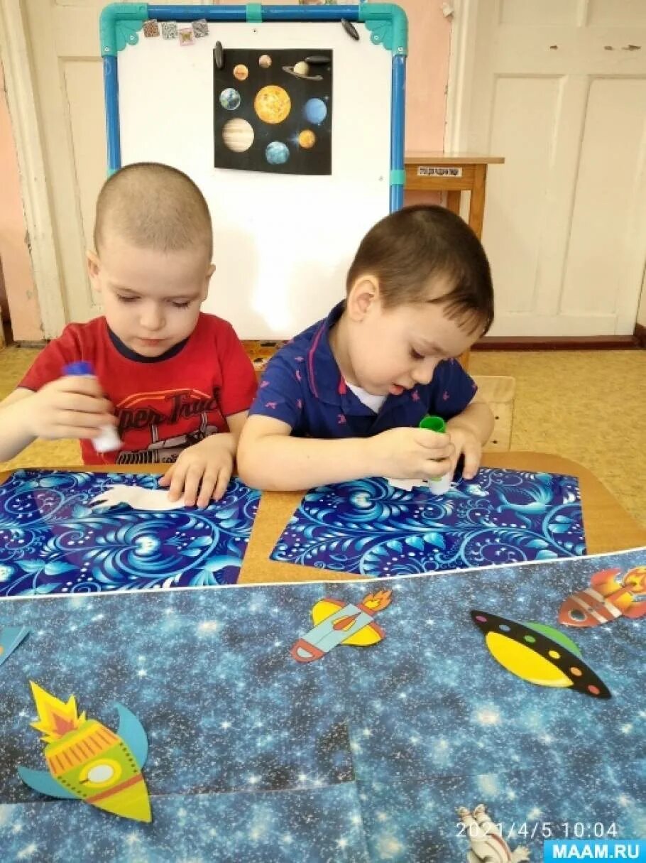 Рисование космос в младшей группе. Рисование для детей космос младшая группа. Рисование "космос" иладшая группа. Детям о космосе в детском саду младшая группа.
