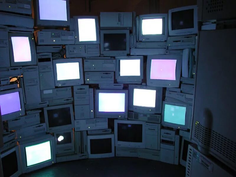 Много мониторов. Много компьютеров. Куча телевизоров. Много телевизоров.