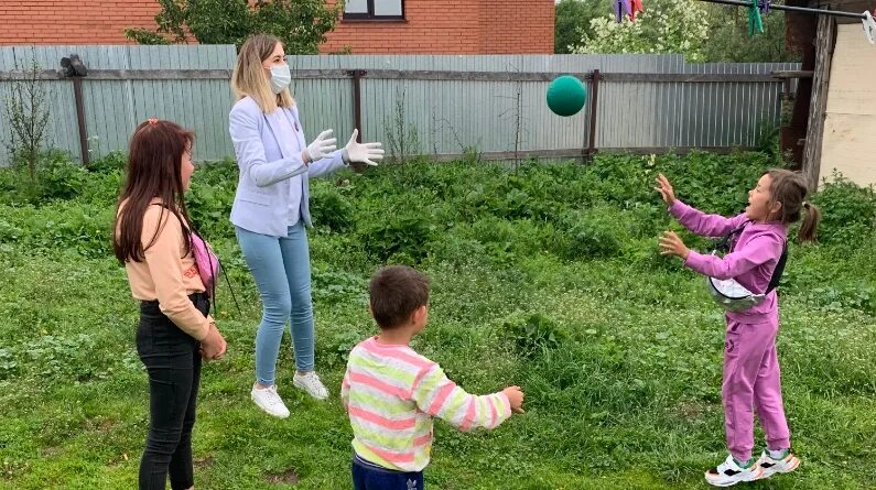 Игры во дворе. Дети во дворе. Дворовые игры в детском саду. Игры для детей и взрослых на улице. Играют на улице видео