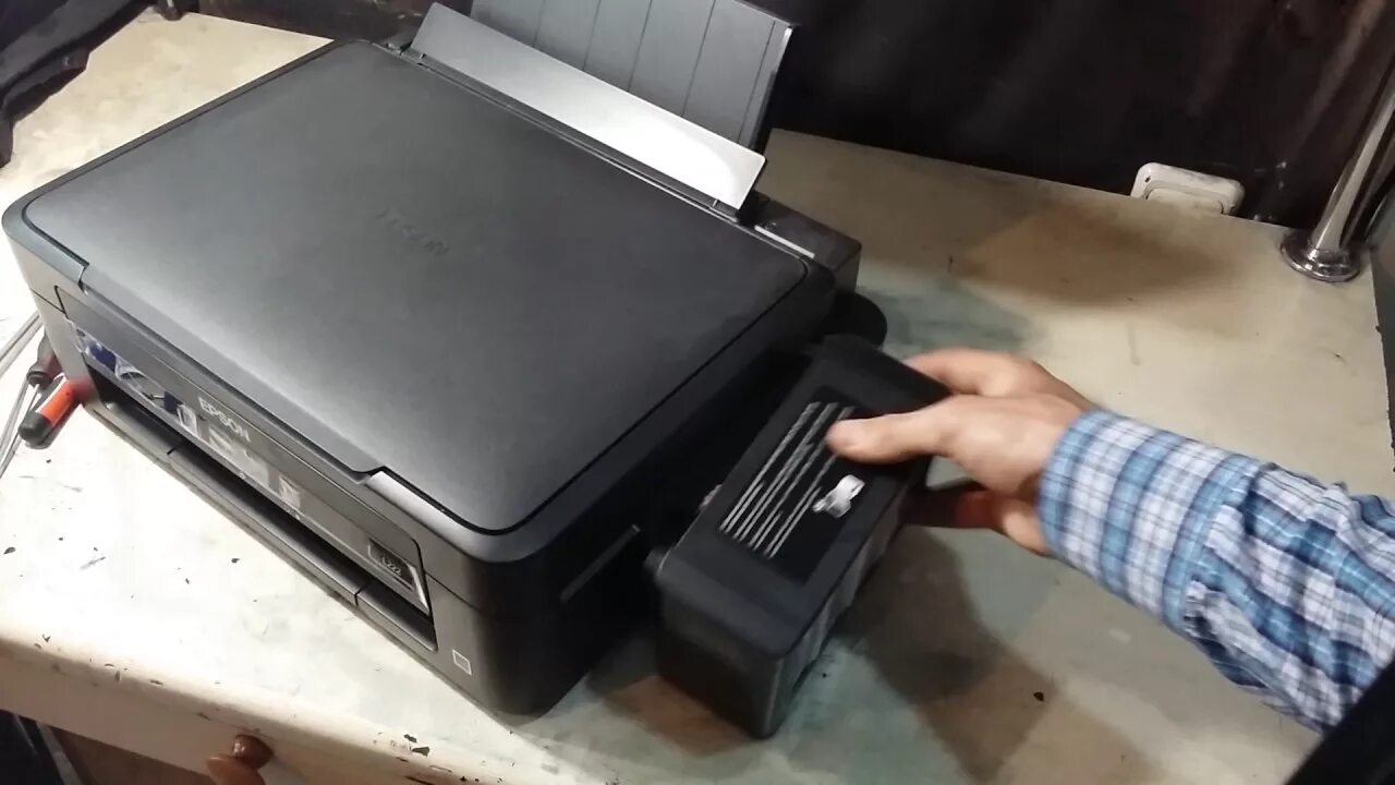 Epson печатает пустой лист. Эпсон l222. Принтер Epson l222. Эпсон 222. Принтер Epson 222.