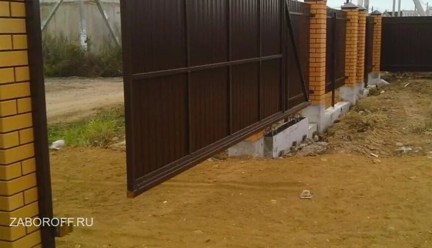 Модульный забор гранд лайн премиум. Забор из коричневого профлиста. Коричневый забор из профнастила. Забор кирпич солома штакетник. Заборофф.